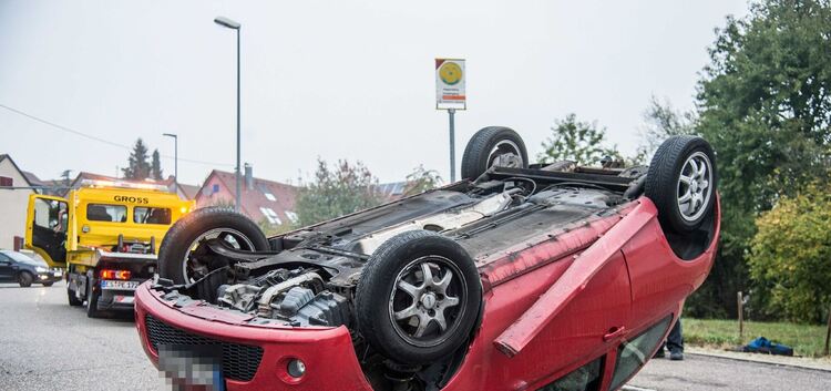 Kleine Ursache, große Wirkung: Durch eine kurze Ablenkung des Fahrers landet ein Nissan auf dem Dach.Foto: SDMG/Kohls