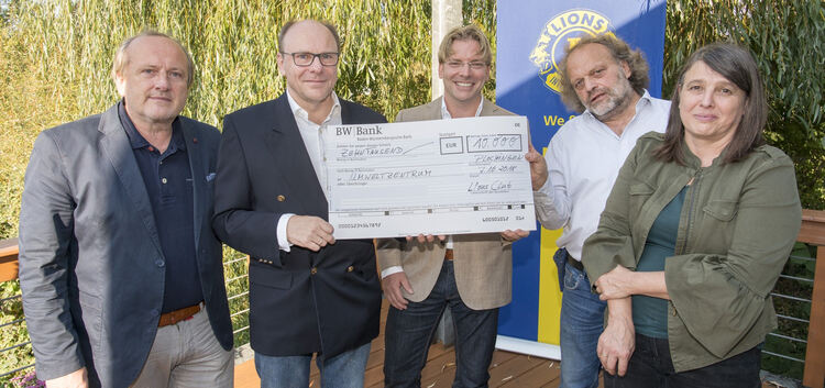 10 000 Euro für den neuen Balkon des Umweltzentrums Neckar-Fils Plochingen, von links Matthias Weigert (2. Vorsitzender Trägerve