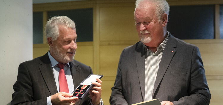 OB Heirich (links) überreicht Helmut Hartmann das Bundesverdienstkreuz. Foto: Holzwarth