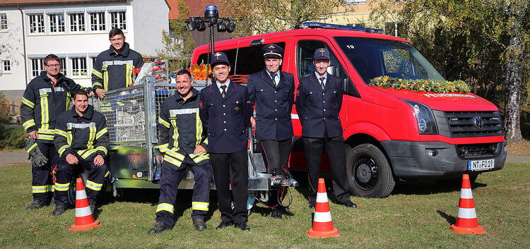 Die Feuerwehr Ohmden präsentiert ihren neuen Mannschaftstransportwagen.Foto: Daniela Haußmann