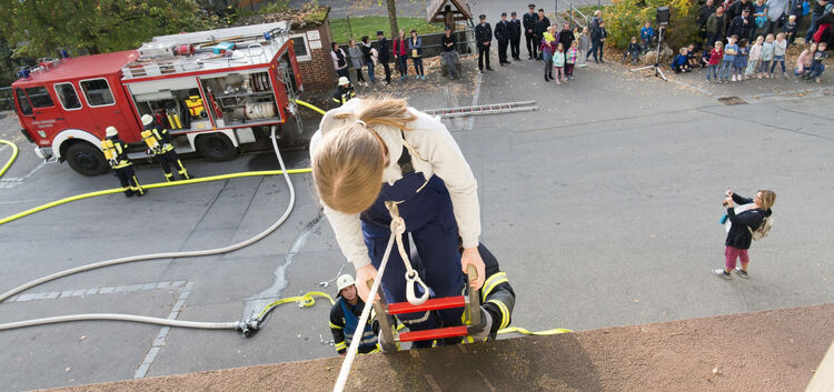 Zügig und entschlossen handeln: Die Neidlinger Feuerwehr bei ihrer Hauptübung in der Alten Schule.Foto: Peter Dietrich