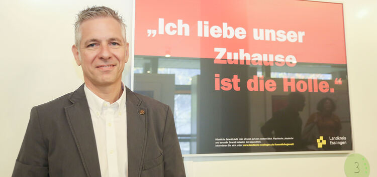 Der Kirchheimer Grafiker Hans-Jörg Fauth präsentiert stolz sein Gewinnerplakat. Foto: Weller