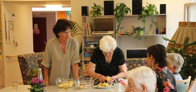 Bewohner der Wohngemeinschaft im Nachbarschaftshaus in Ostfildern bereiten gemeinschaftlich das Mittagessen vor.Foto: Stadt Ostf