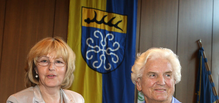 Besondere Ehrung: Martha Bernecker (rechts) erhält von Staatssekretärin Marion von Wartenburg das Bundesverdienstkreuz am Bande.