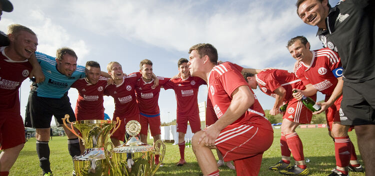 So sehen Sieger aus: Der TSV Weilheim feiert den Titelgewinn beim 51. Teckbotenpokal-Turnier. In Neidlingen hatte die Mannschaft