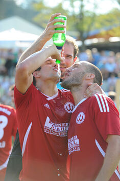 So sehen Sieger aus: Der  TSV Weilheim feiert den Titelgewinn beim 51. Teckbotenpokalturnier. In Neidlingen hatte die Mannschaft