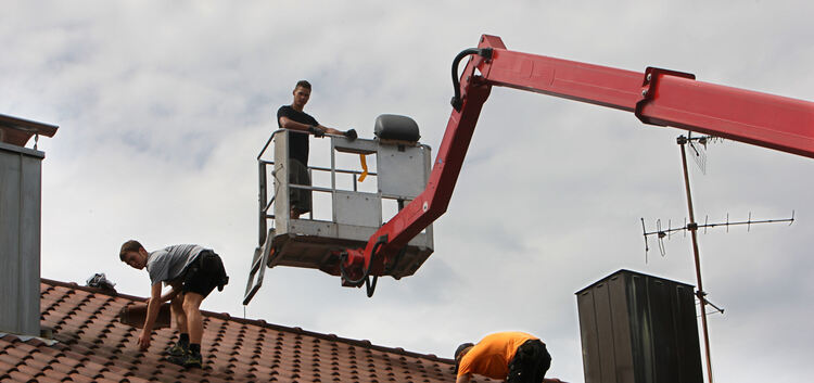 Verstärkung auf dem Dach: Hoch oben hilft Zimmermann-Azubi Marcel Miller (links) aus Oberschwaben der Firma Holzbau Braun aus.Fo