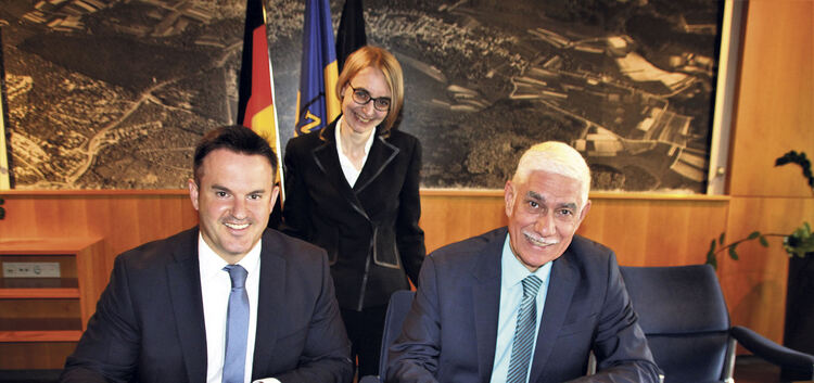Bürgermeister Haumacher und EVF-Chef Dr. Martin Bernhart unterzeichnen den Vertrag. Im Hintergrund Anwältin Dr. Katharina Schobe