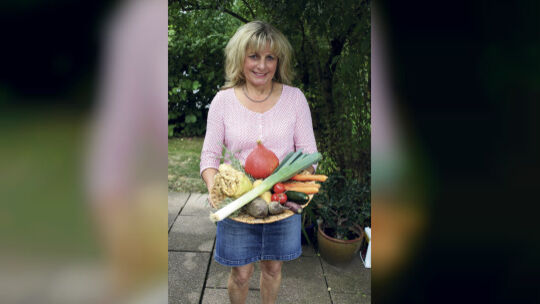 Brigitte Steinwender präsentiert die Zutaten für das Rezept. Foto: Cornelia Wahl