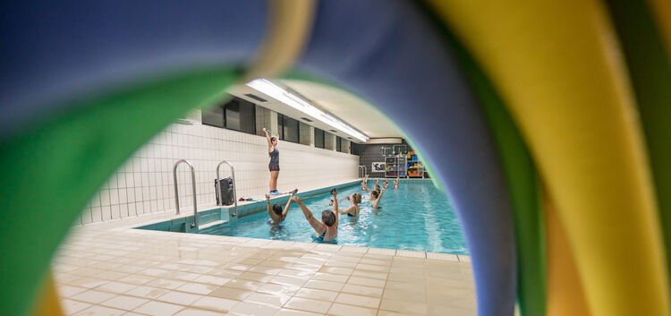 Celine Schmelz gibt „Aqua Power“-Kurse im Weilheimer Lehrschwimmbecken - ein neues Angebot der DLRG-Ortsgruppe.Fotos: Carsten Ri