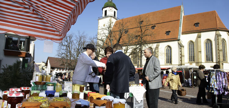 MarktWeilheimer KrämermarktMarkthändler mit Marmeladengläserim Hintergrund die Kirche