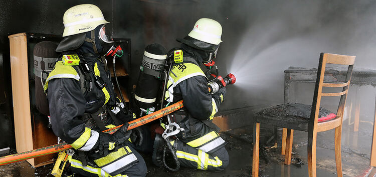 Die Ötlinger Feuerwehr setzt ein Wohnzimmer in Brand und lässt sich bei der Löscharbeit über die Schulter schauen. Foto: Daniela