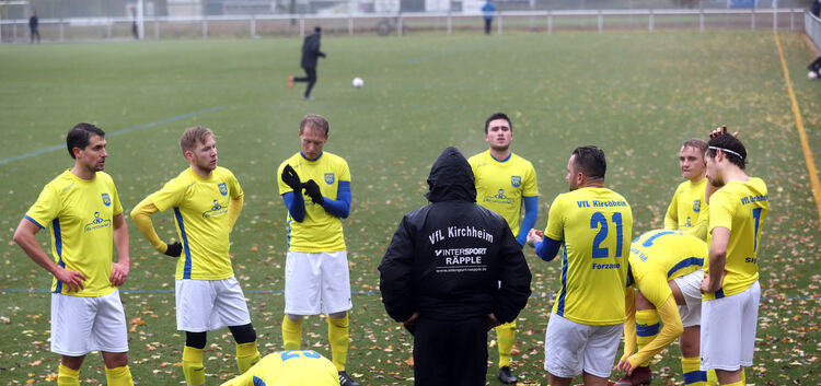 Bitte mal durchzählen: Die Fußballer des VfL stehen personell zurzeit im Regen.Foto: Jean-Luc Jacques