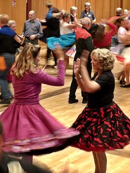 Weit schwingende Petticoats sind beim amerikanischen Square Dance für die Damen Pflicht.Foto: Sabine Ackermann