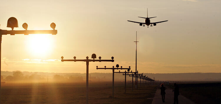Flughafen, Flugverkehr, Flugzeug, Landung, Fluglärm, Urlaub