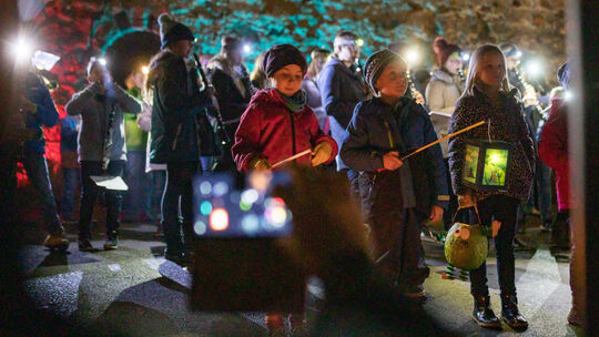 Fast 1000 Kinder und Eltern waren zum 60. Jubiläum des Laternenfests durch Kirchheims Innenstadt dabei. Zum 26. führte Andreas K