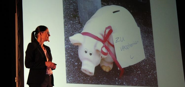 Yvonne Heinz präsentiert das ausgesetzte Schwein.Foto: Cornelia Wahl