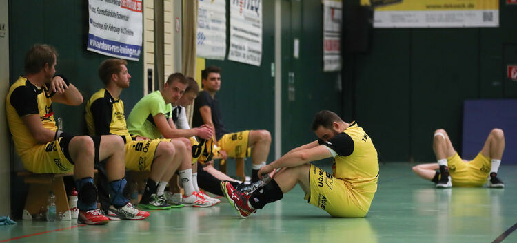 Enttäuschung in gelb: Der TSV Owen hat sich gegen Altbach gründlich blamiert. Foto: Carsten Riedl