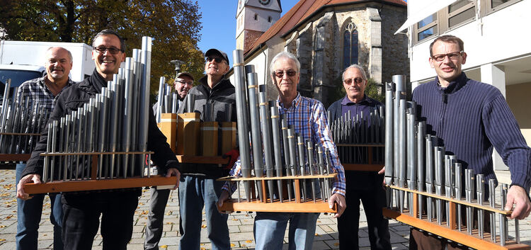 Fleißige Gemeindemitglieder tragen die Orgelpfeifen in die Dettinger Kirche.  Fotos: Jean-Luc Jacques