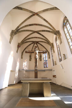 Diesen Anblick gibt es so schnell nicht wieder: Nur die Stahlträger sind im Chor der Georgskirche hinter dem Kruzifix zu sehen.