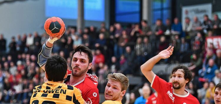 Handball - Bezirksliga: TSV Weilheim (rot) - TSV Owen (gelb)