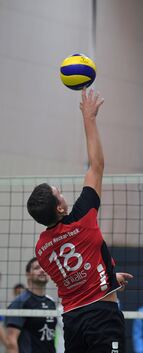 Erfolglos gestreckt: Die SG-Volleyballer hatten in Stuttgart wenig zu melden. Foto: Markus Brändli