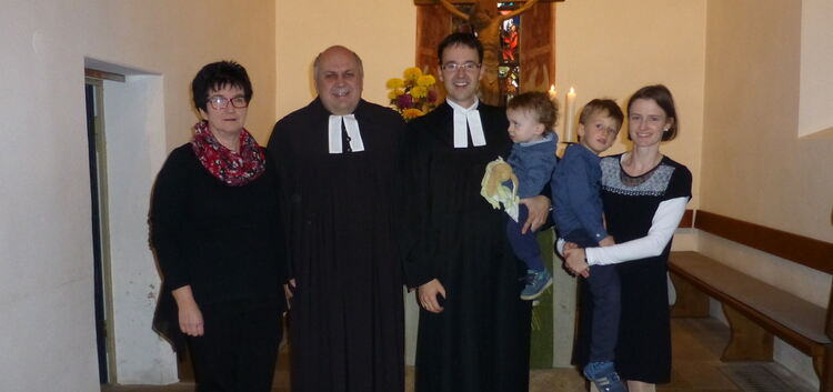 Pfarrer Matthias Arnold mit Familie bei seiner Einsetzung.