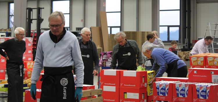 Die Packaktion der Rotarier fand in den Räumen der Firma Lubrix in Kirchheim statt.Foto: Cornelia Wahl