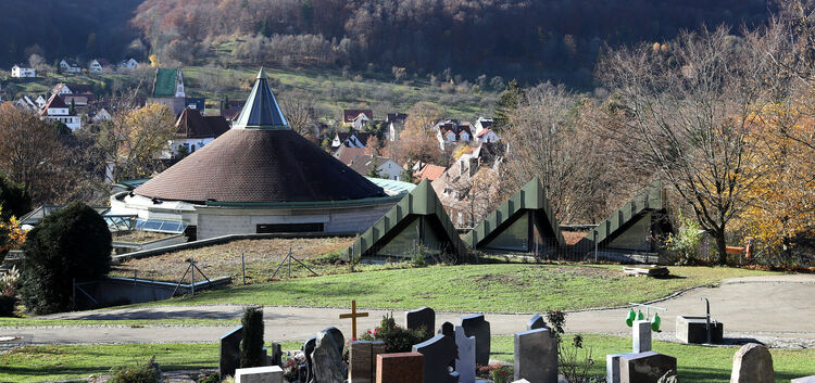 Auf der kleinen ovalen Fläche hinter den Oberlichtern des Aussegnungshallenanbaus sollen auf dem Friedhof in Oberlenningen künft