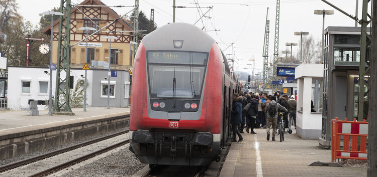 Gedränge am Bahnsteig zwei des Wendlinger Bahnhofs. Ab Samstag müssen Pendler nach Tübingen in Busse umsteigen.Foto: Jürgen Holz