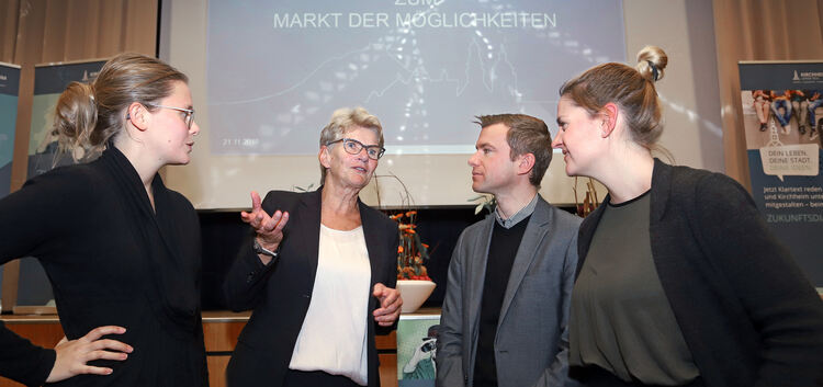 Nina Riewe (links), Raquel Jaureguízar und Tobias Schiller von der IBA Region Stuttgart im Gespräch mit Angelika Matt-Heidecker.