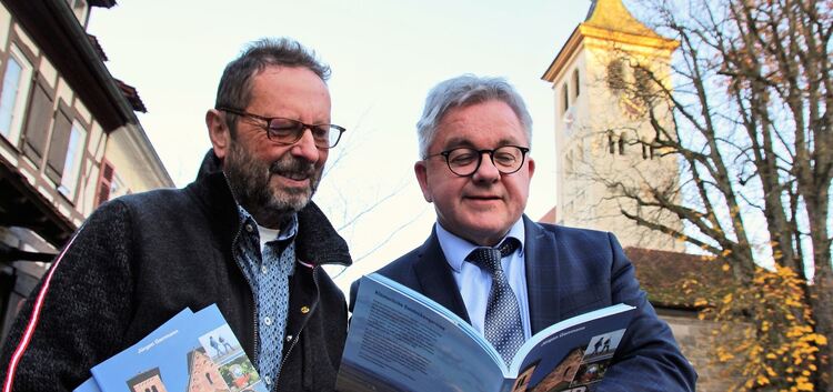 Einen Blick wert: Autor Jürgen Gerrmann und Minister Guido Wolf mit dem neuen Klosterwanderführer. Foto: Eisenhardt