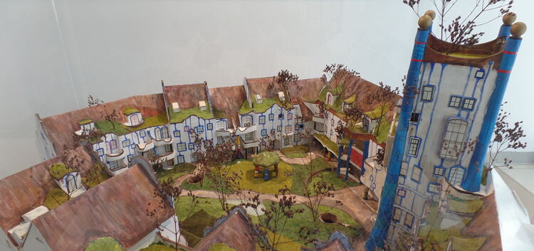 Der von Friedensreich Hundertwasser eigenhändig gemalte Entwurf vom Innenhof der Plochinger Wohn- und Geschäftsanlage „Unterm ­R