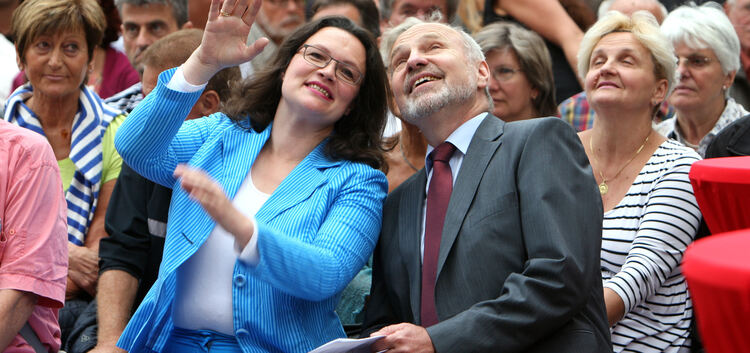 Ein Bild aus glücklicheren Tagen: SPD-Parteichefin Andrea Nahles und Rainer Arnold im Wahlkampf 2013 vor dem Kirchheimer Rathaus