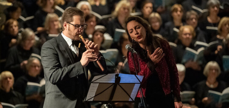 Nataša Ricanovic und Andreas Kerner mit seiner Flöte (Bild oben) begeisterten das Publikum. Der Projektchor überzeugte mit seine