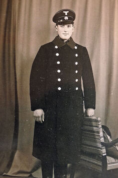 Walter Bazle in Postuniform, etwa Anfang der 1950er-Jahre. Foto: pr/Wilhelm braun