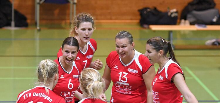 Volleyball-Regionalliga: TTV Dettingen (rot) -TSV Burladingen (schwarz)