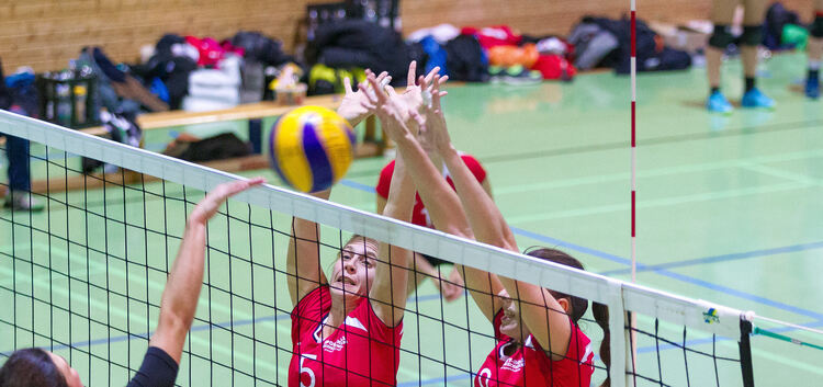 Volleyball-Regionalliga: TTV Dettingen-MTV Ludwigsburg beide rot Dettinger Block mit Heidi Kuhr u. Lyubka Sharalieva