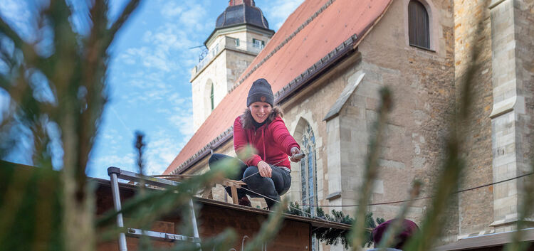 Letzte Feinarbeiten: Heute eröffnet der Kirchheimer Weihnachtsmarkt.Foto: Carsten Riedl