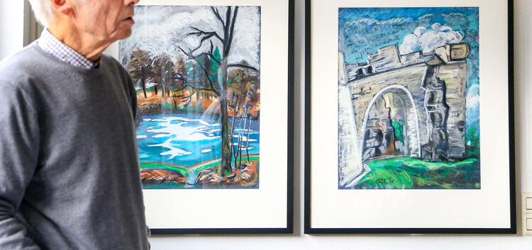 Uli Schurr vor zwei seiner Bilder, die den Bürgersee und den Hohenneuffen zeigen.  Foto: Daniel Schurr