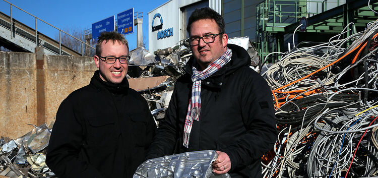 Von wegen altes Eisen: Marcel Schuler (rechts) und Bastian Wagner wissen, dass das Recycling von Altmetall einen wichtigen Beitr