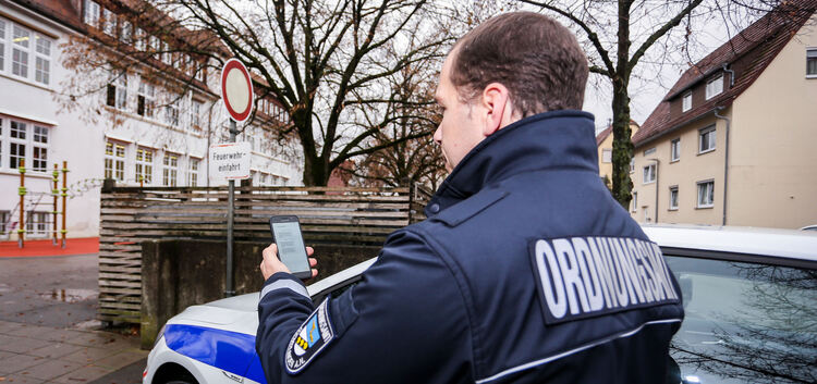 Mit dem Smartphone sieht Manuel Maier vom Ordnungsamt sofort, wenn eine Rettungsgasse zugeparkt ist.Foto: Weller