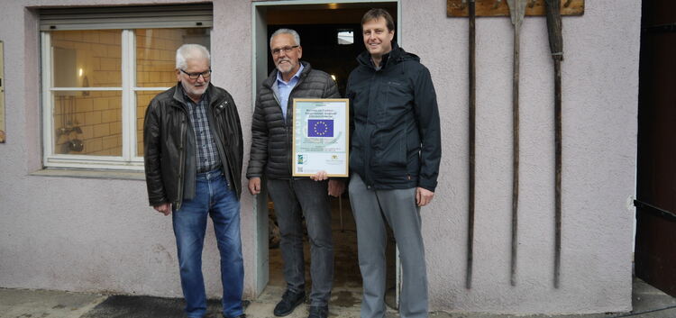 Architekt Peter Bisinger, „AK Backhaus“-Vertreter Werner Huber und Bürgermeister Roman Weiß mit der LEADER-Erläuterungstafel.Fot