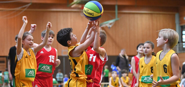 Auftakt zur Ritter-Liga: Das Basketballprojekt der Kirchheimer Grundschulen hat für eine proppenvolle LUG-Sporthalle gesorgt. Fo