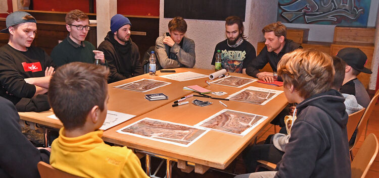 Diskussionsrunde der Streckenplaner: Die Biker sitzen mit Grünflächenchef Christoph Kerner (hinten rechts) am Tisch.Fotos: Marku