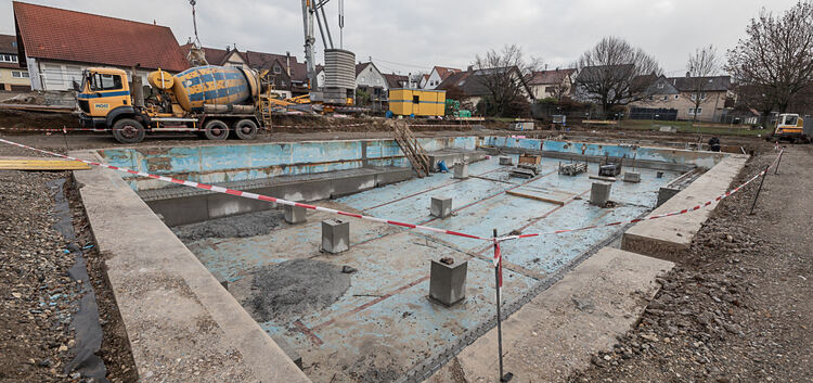 Voll im Gange sind die Bauarbeiten am Weilheimer Freibad. Die Sanierung des beliebten Bades am Fuße der Limburg kommt die Stadt