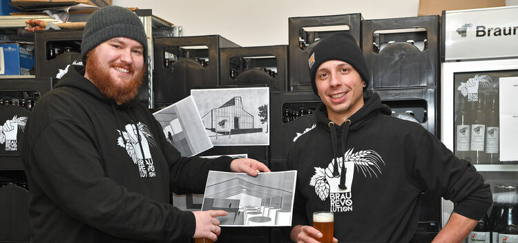 Die Brauer Marc Schmidt (links) und Felix Ungerer mit den Plänen für die neue Brauereigaststätte.Foto: Markus Brändli