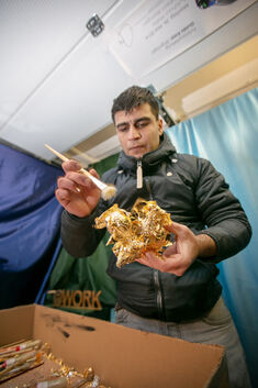 Mit behutsamen Pinselstrichen trägt Muslem Bakro das Gold auf einen Engel auf. Foto: Roberto Bulgrin