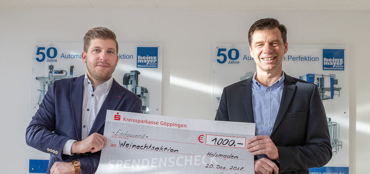 Julian Fieberling (links) und Geschäftsleiter Uwe Mayer von der Firma „heinz mayer“ sorgen mit einer vierstelligen Summe für ein