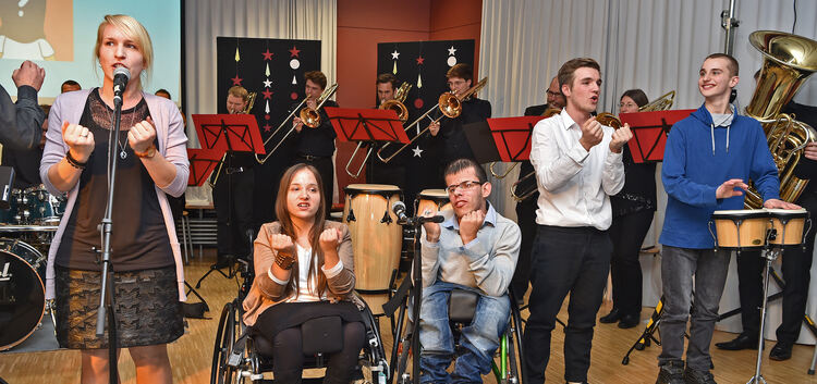 Die Akteure bei ihrem Auftritt zum „Schoko-Niko-Lausi“-Lied, bei dem auch Koordination gefragt war. Fotos: Markus Brändli